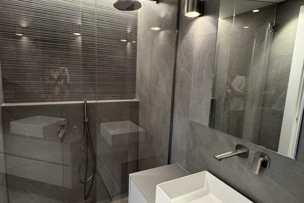 PORT - FULLY RENOVATED - SPACIOUS 3-ROOM APARTMENT - SUFFREN