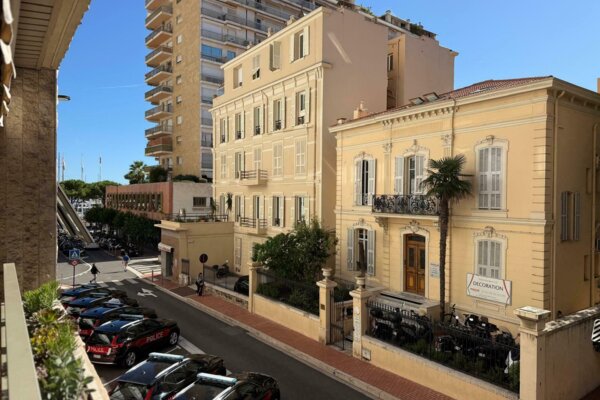 PORT - FULLY RENOVATED - SPACIOUS 3-ROOM APARTMENT - SUFFREN